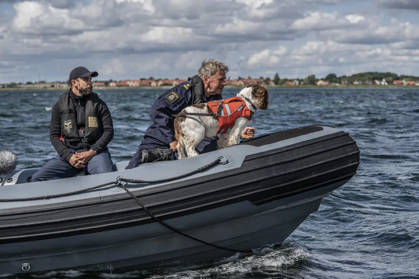 Kristian (Anders Juul) og en svensk politimand med ægte svensk lighund.