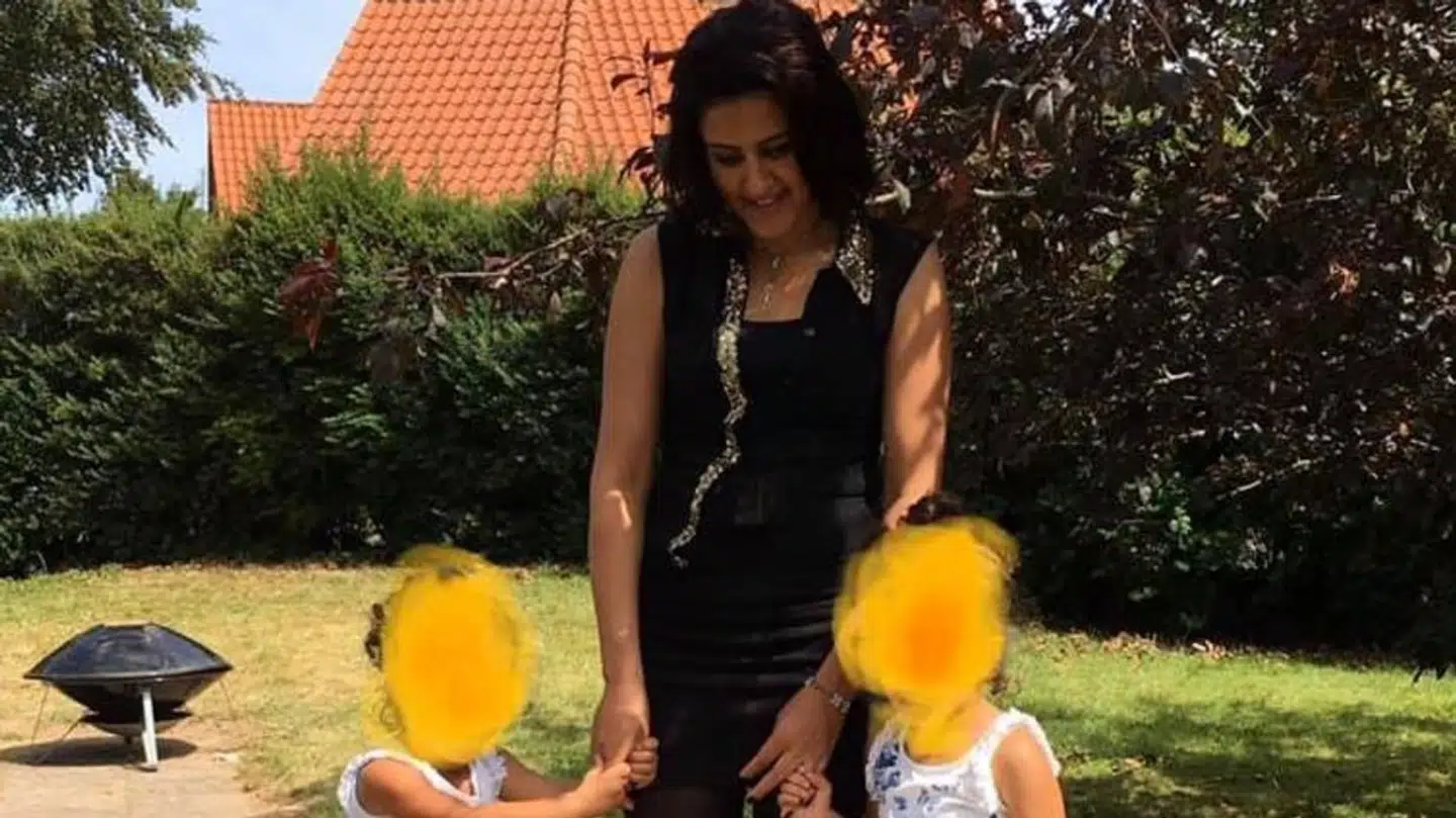 27-årige Huda Ali Ahmad blev dræbt af sin mand, efter at parret var vendt tilbage til Syrien, hvor de stammede fra. Hudas ægtemand, Hussein Abbas, dræbte også parrets ni-årige søn. Hussein Abbas har tilstået drabet, men står alligevel til at modtage over 100.000 kroner til december, som et led i repatrieringsordningen.