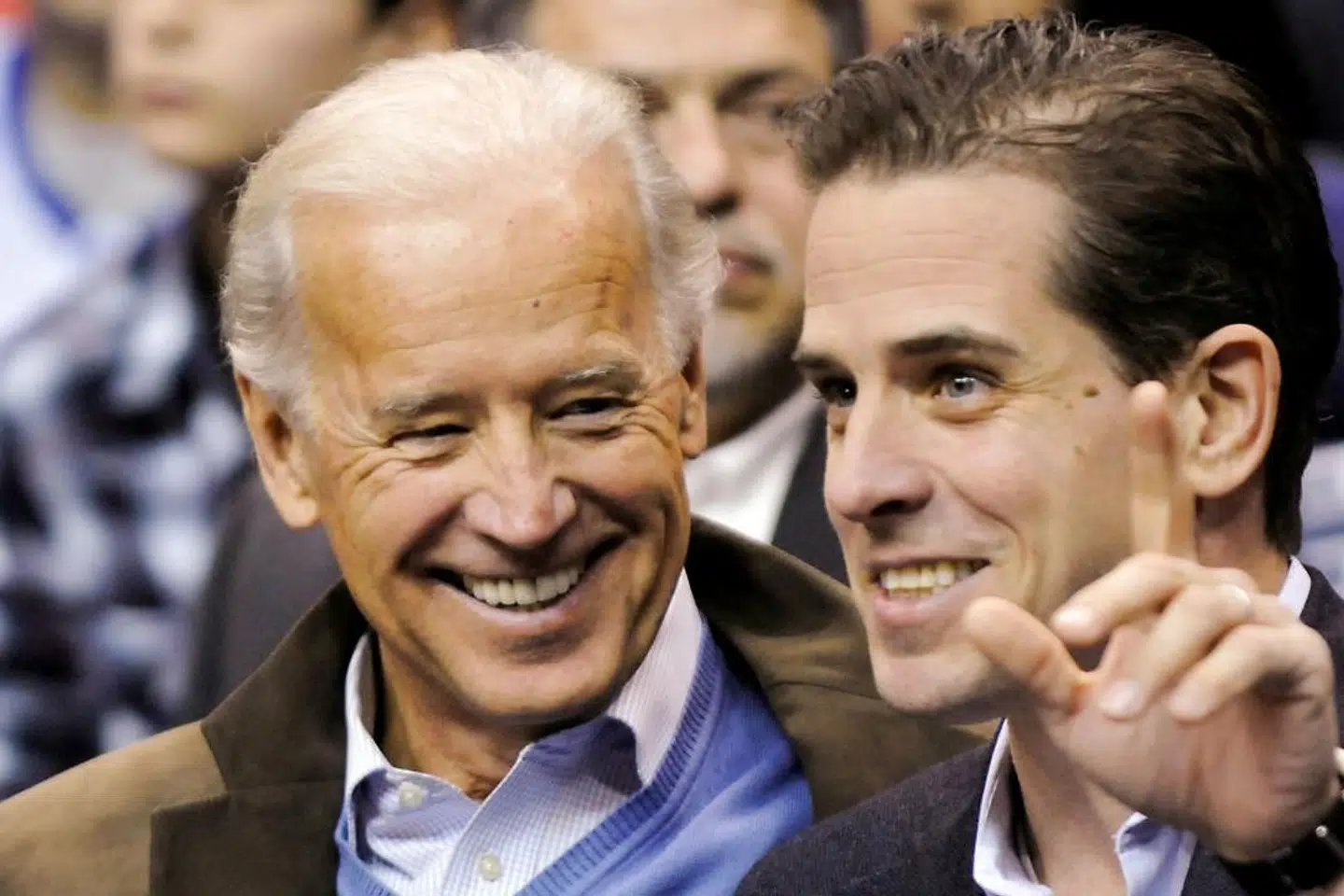 Hunter Biden risikere at belaste sin far så meget, at han kan spænde ben for hans drøm om Det Hvide Hus. Her er far og søn fotograferet ved en basketballkamp i Washington D.C. i 2010.