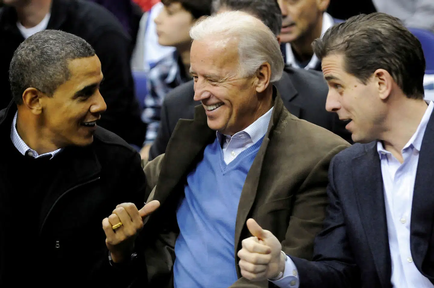 I otte år var Joe Biden Barack Obamas vicepræsident. Her sniger Hunter Biden sig med på et foto.