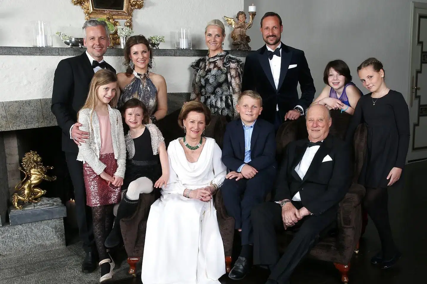 Ari Behn (yderst til venstre) var i mange år en fast del af den kongelige familie. Her ses han med prinsesse Märtha Louise samt sine tre døtre: Leah Isadora Behn, Emma Tallulah Behn samt Maud Angelica Behn (anden fra højre) samt dronning Sonja, prins Sverre Magnus, kong Harald, kronprinsesse Mette Marit, kronprin Haakon og prinsesse Ingrid Alexandra.