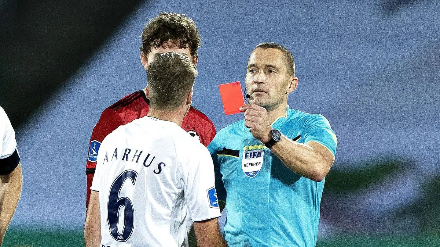Dommer Mads-Kristoffer Kristoffersen giver rødt kort til AGF's Nicolai Poulsen i 3F Superligakampen mellem AGF og FC København på Ceres Park i Aarhus , søndag den 25. oktober 2020.