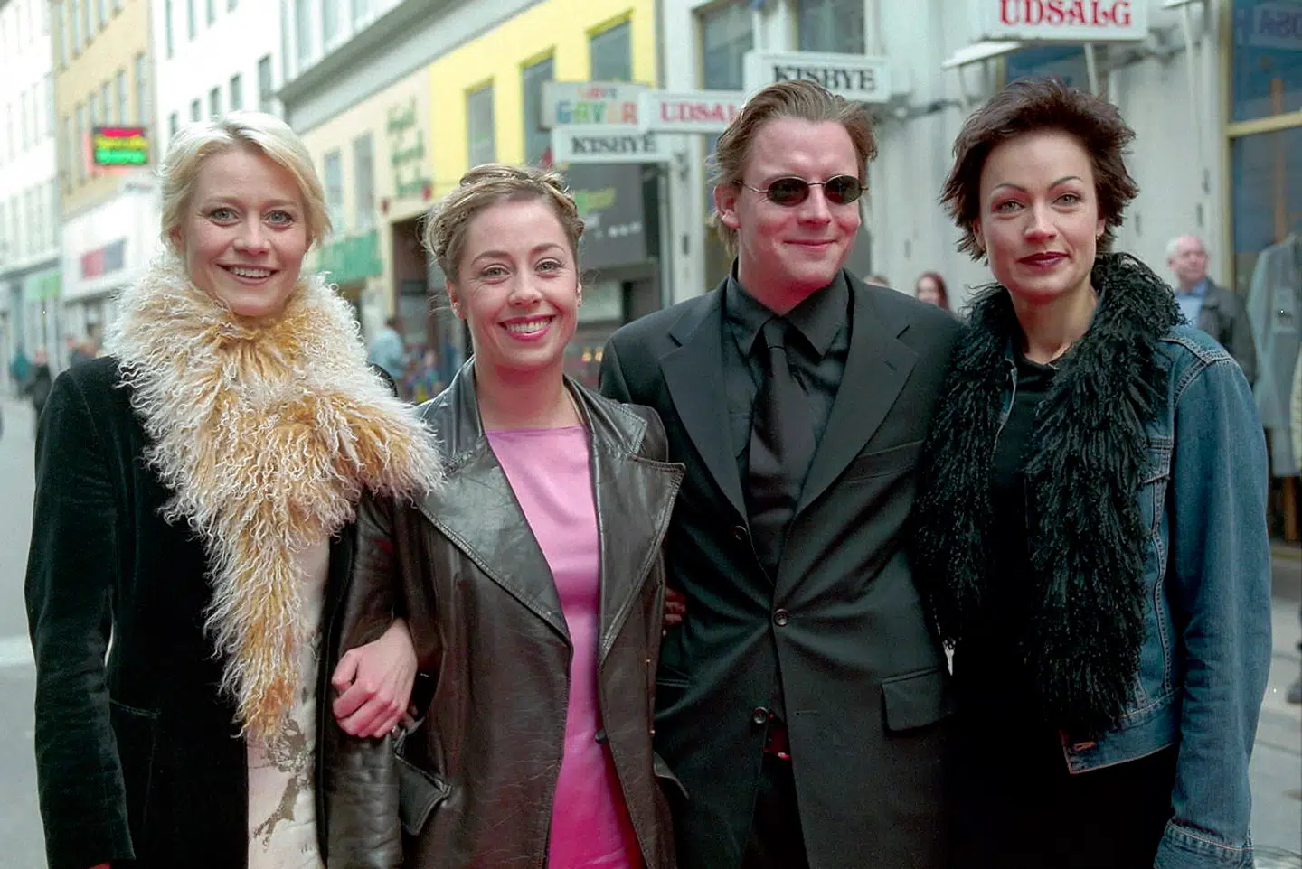 Vennerne Anders W. Berthelsen og Trine Dyrholm på vej til prisoverrækkelse sammen med Sofie Gråbøl og Christina Pind. Året er 1994.