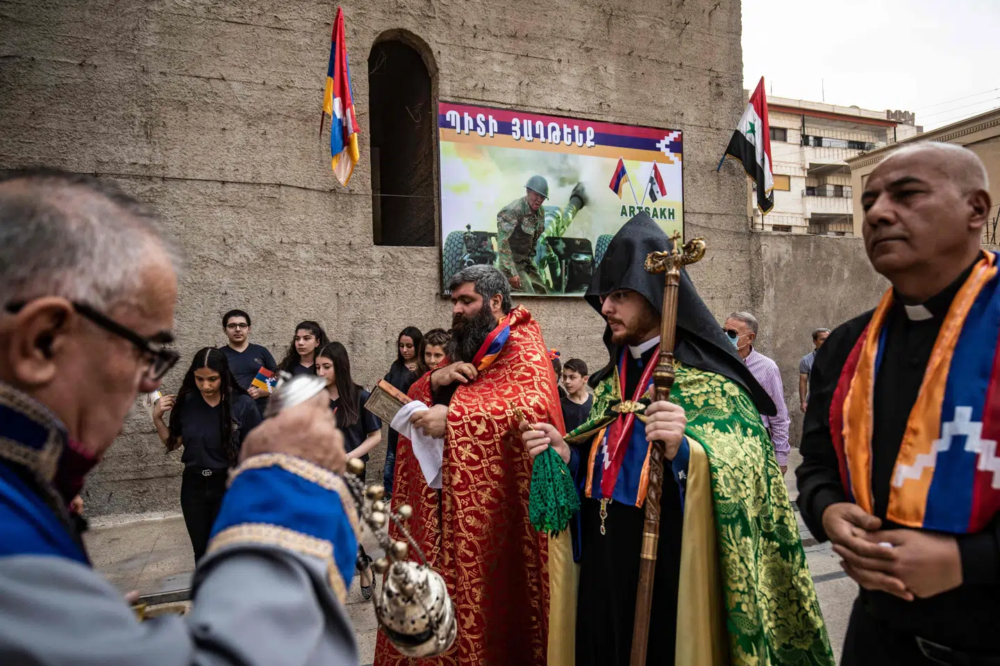 Forsvarsministeriet i enklaven Nagorno-Karabakh siger søndag, at endnu 11 af dets soldater er blevet dræbt, hvormed den genopblussede konflikt i området har kostet dets militær 974 døde. Det internationale samfund frygter, at konflikten kan eskalere til en mere omfattende krig, der kan kom til at involvere Tyrkiet og Rusland. Delil Souleiman/Ritzau Scanpix