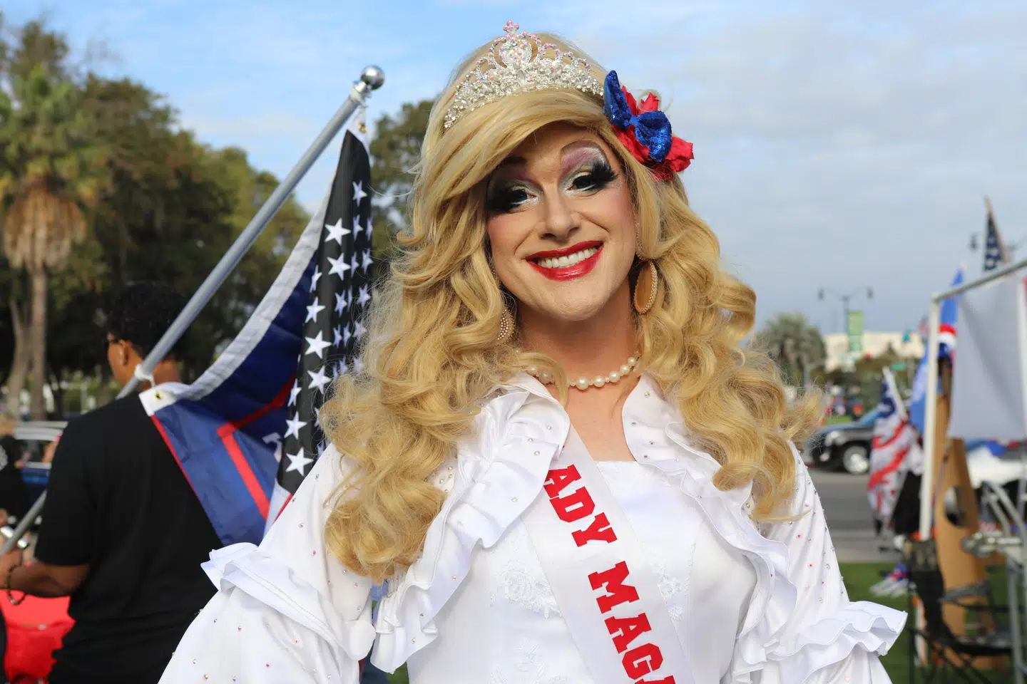 Lady MAGA til rally i Beverly Hills.