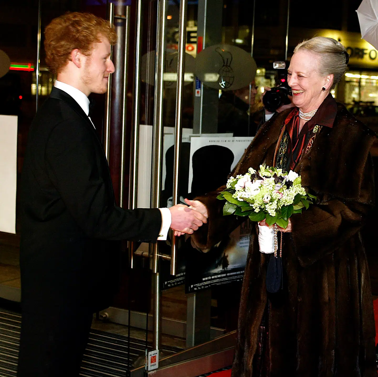 Dronning Margrethe til premieren på 'Unge Andersen' i 2005. Her hilser hun på hovedrolleindehaveren Simon Dahl Thaulow.