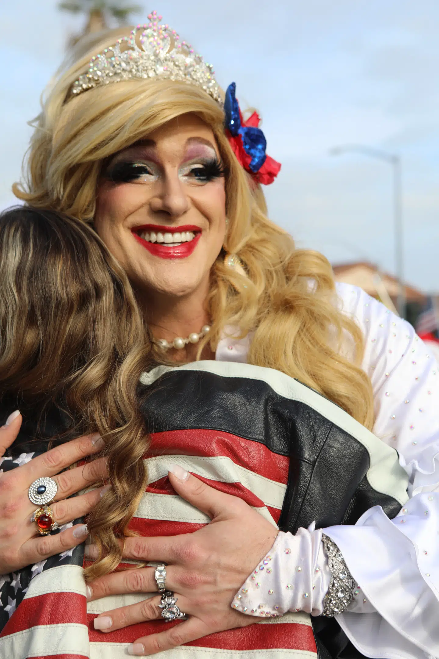 Lady MAGA krammer en fan til Beverly Hills-rally.