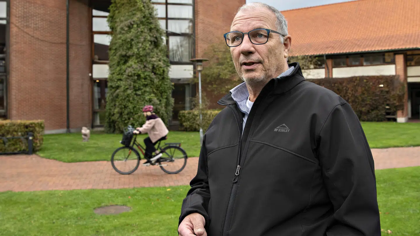 Jan Teslak foran Hovedbiblioteket i Birkerød, hvor han blevet slået ned i 2018.