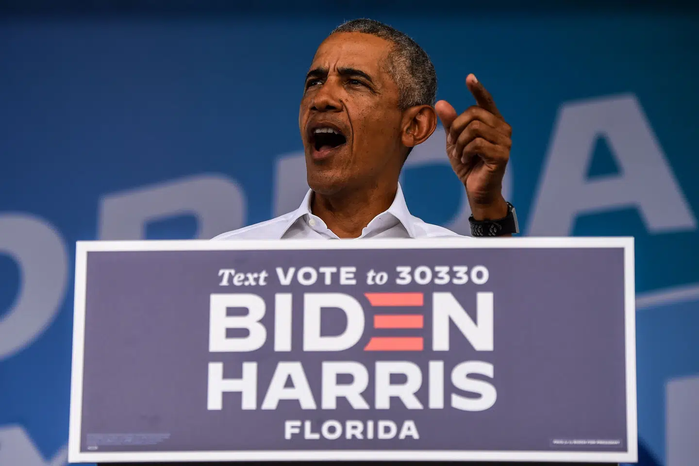 USA's tidligere præsident Barack Obama kritiserer lørdag Donald Trumps håndtering af coronakrisen på et drive-in vælgermøde i Florida til støtte for Joe Biden. Chandan Khanna/Ritzau Scanpix