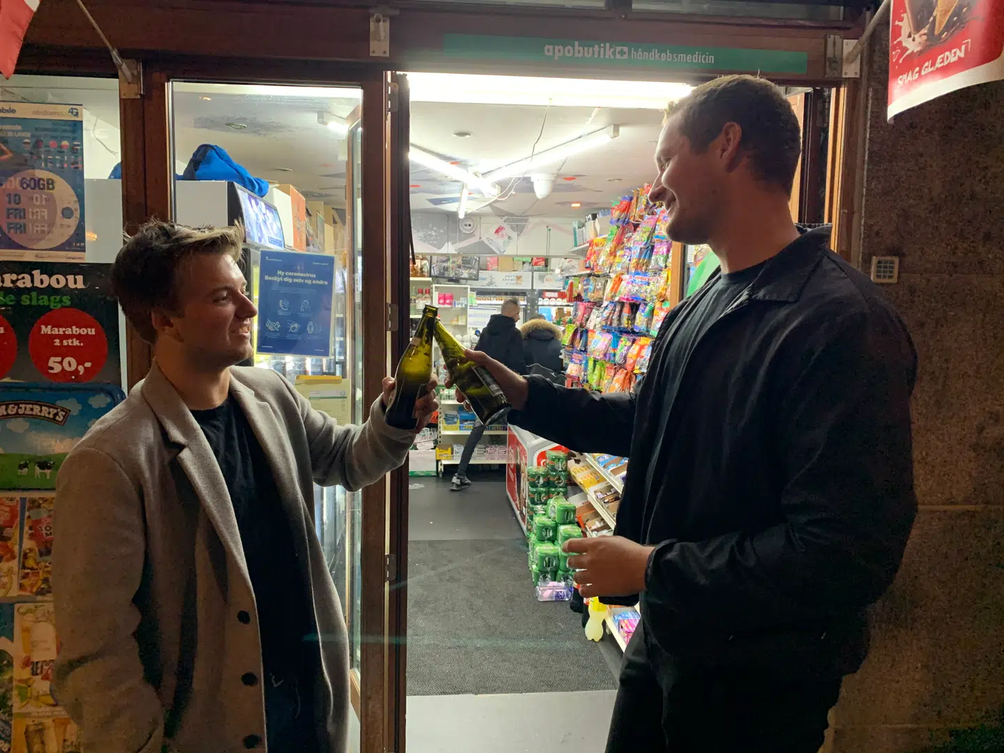 Albert og Anton fra Frederiksberg skåler foran en kiosk i Gothersgade.