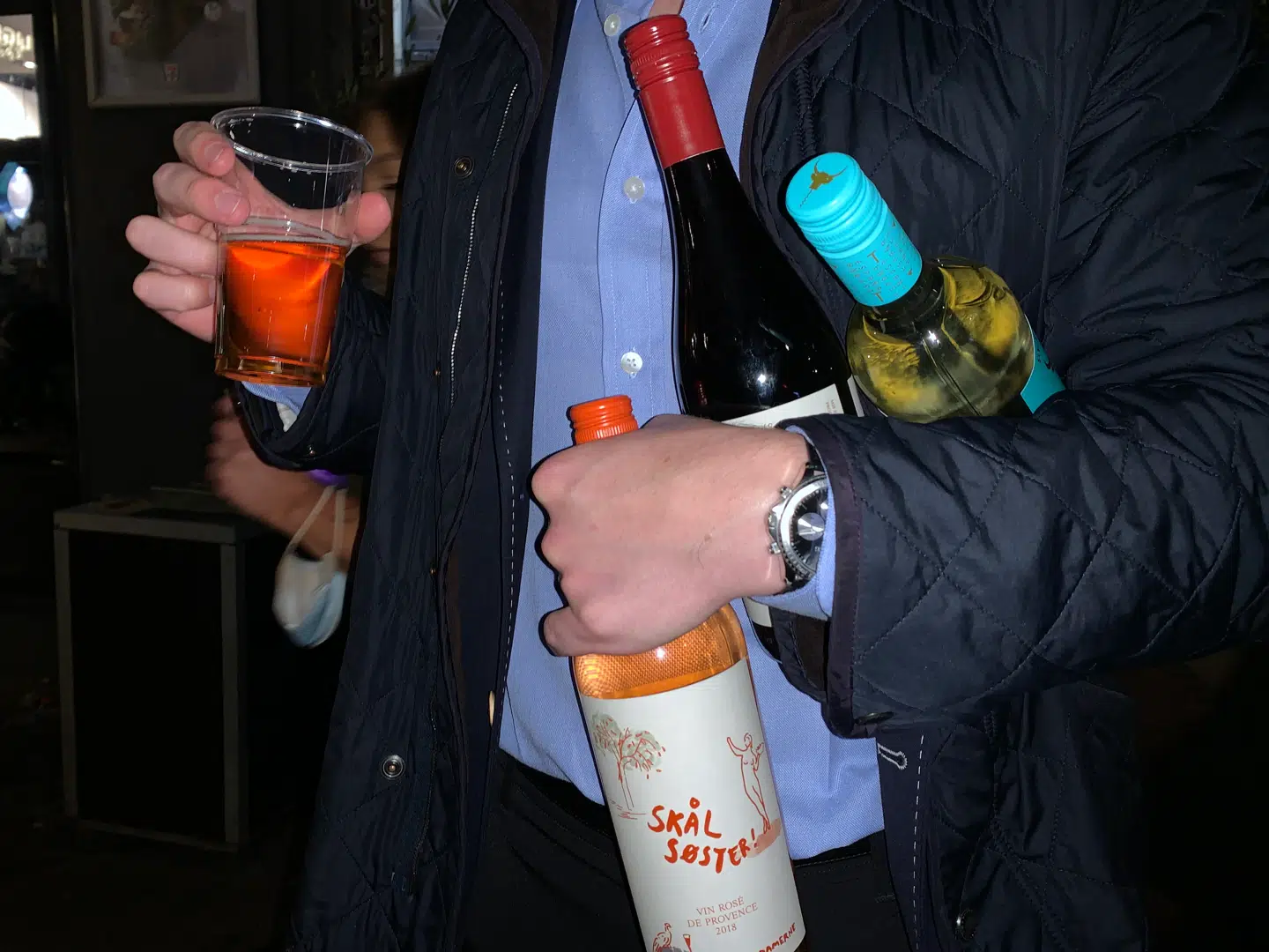 Fest i 2020: En håndbajer og tre flasker vin fra 7-Eleven.