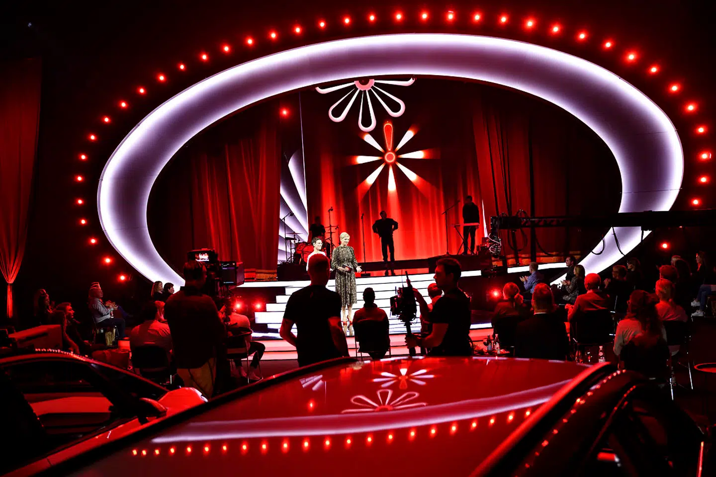Værterne Janni Pedersen og Louise Wolff på scenen, da TV 2 afholder 'Knæk cancer live' i Brøndby, lørdag 24. oktober 2020. (Foto: Philip Davali/Ritzau Scanpix)