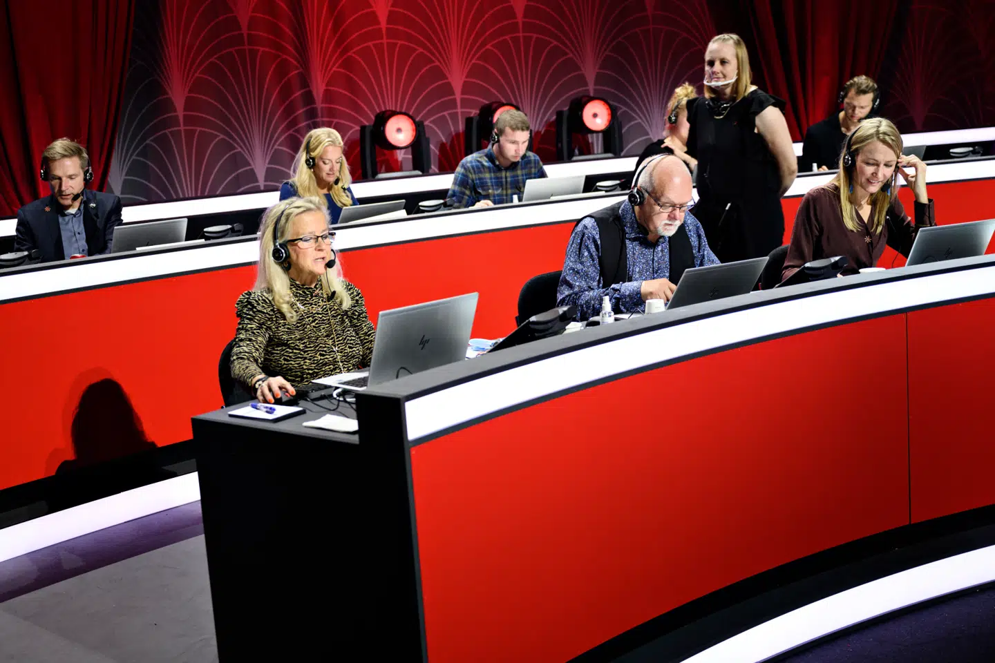 Kristian Thulesen Dahl (DF) og Pernille Vermund (NB) samt Kirsten Marie Skaarup og Jørgen Pahus fra 'Landmand søger kærlighed' og Sara Lygum tager imod donationer i callcenteret, da TV 2 afholder 'Knæk cancer live' i Brøndby, lørdag 24. oktober 2020. (Foto: Philip Davali/Ritzau Scanpix)