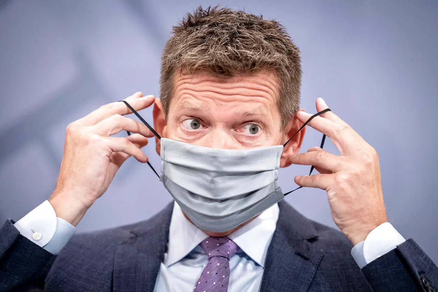 (ARKIV) Sundhedsstyrelsens direktør Søren Brostrøm demonstrerer hvordan, man tager mundbind på under pressemøde om covid-19 i Statsministeriet i København, lørdag den 15. august 2020.For ikke længe siden var mundbind et særsyn i det danske samfund. Det har ændret sig. Senest anbefales man at iføre sig mundbind hos læger og på sygehuse. Det skriver Ritzau, mandag den 28. september 2020.. (Foto: Mads Claus Rasmussen/Ritzau Scanpix)