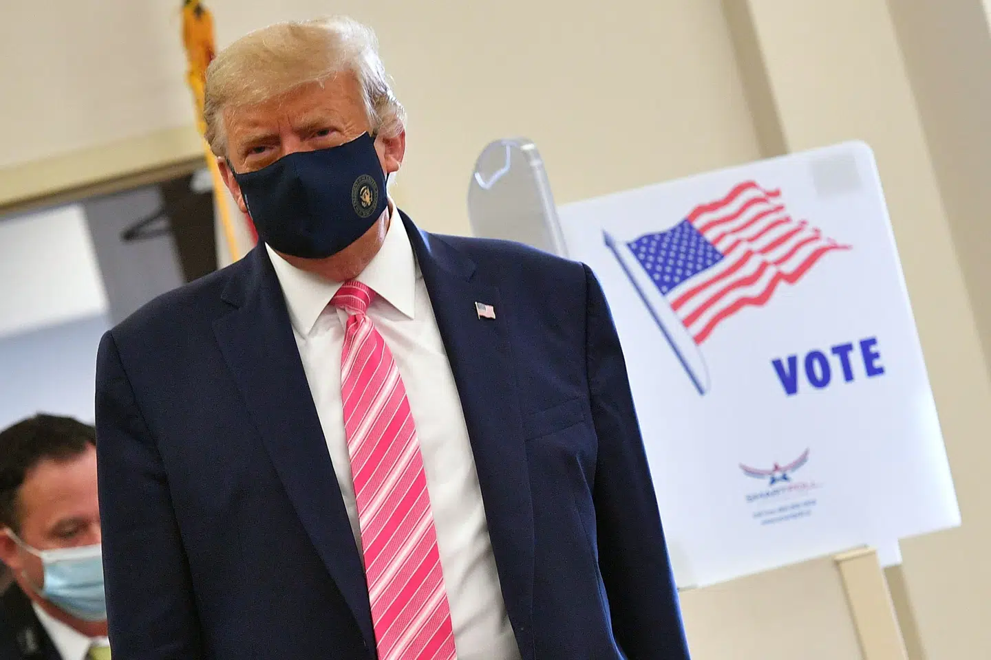 Præsidnet Donald Trump forlader lørdag et valgsted i Palm Beach, Florida, hvor han har forhåndstemt til præsidentvalget i USA. Mandel Ngan/Ritzau Scanpix
