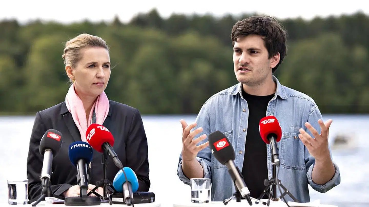 Frederik Vad Nielsen ses her ved siden af Mette Frederiksen.