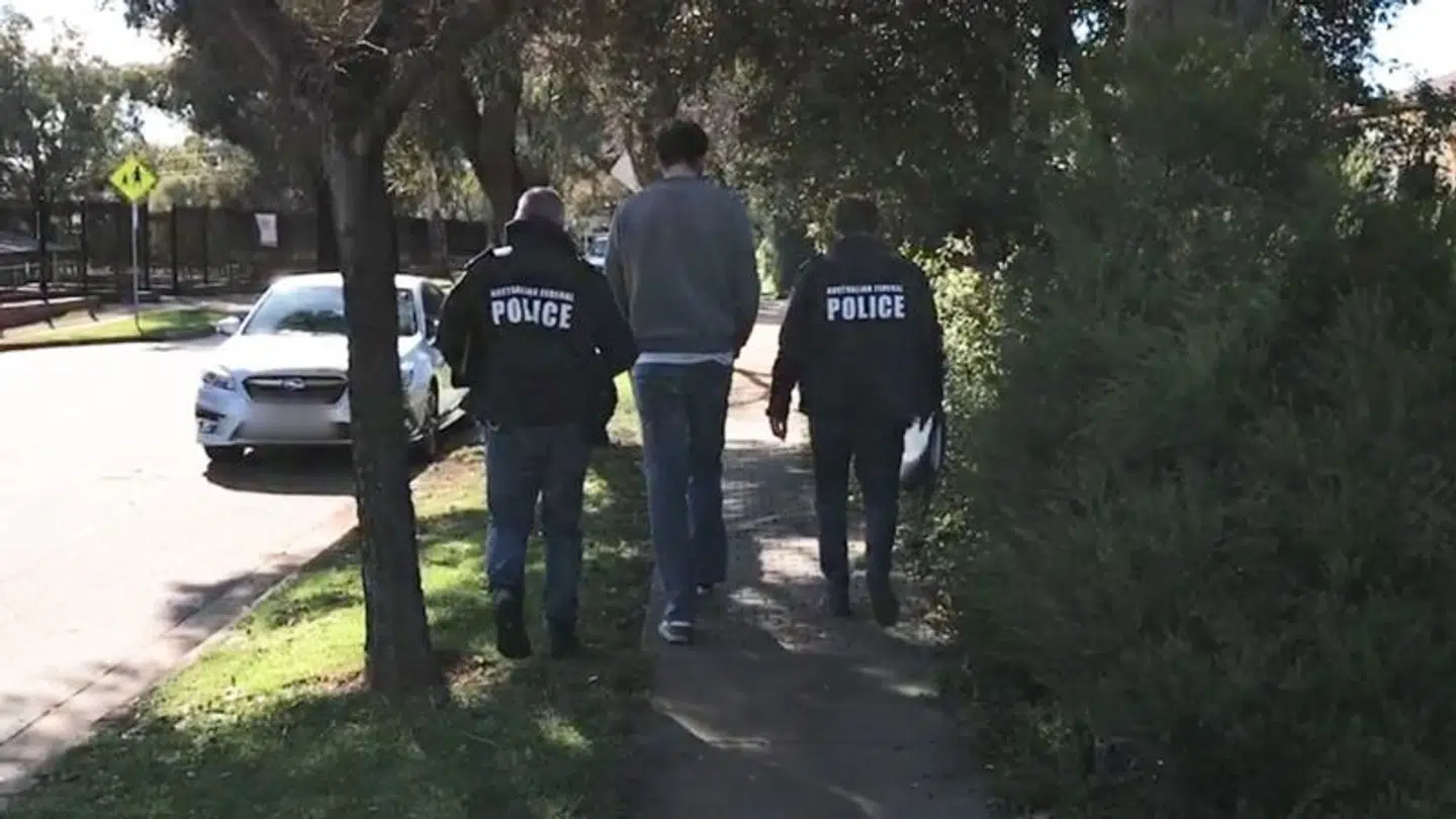En person bliver ført bort i Adelaide.