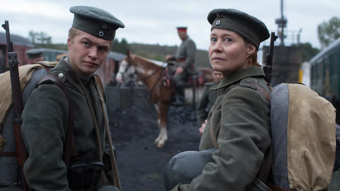 Erna (Trine Dyrholm) og hendes søn Kalle (Sylvester Byder) bliver sammen sendt i tysk krigstjeneste under første Verdenskrig.