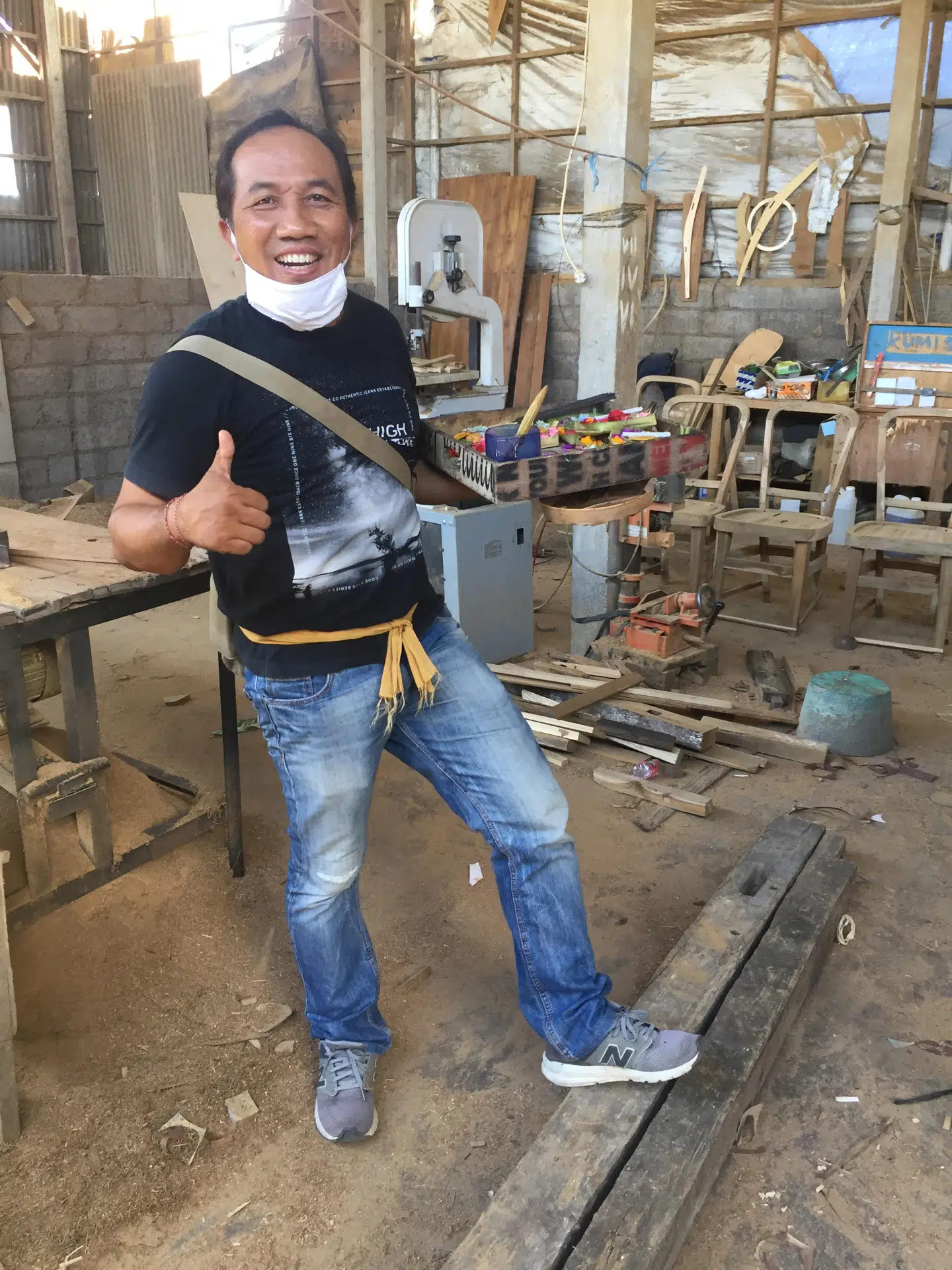 Det er trange tider for møbelhåndværkeren Kadek, men han var ét stort smil, da han fik en ordre på 60 skamler til Danmark.Foto: Privat