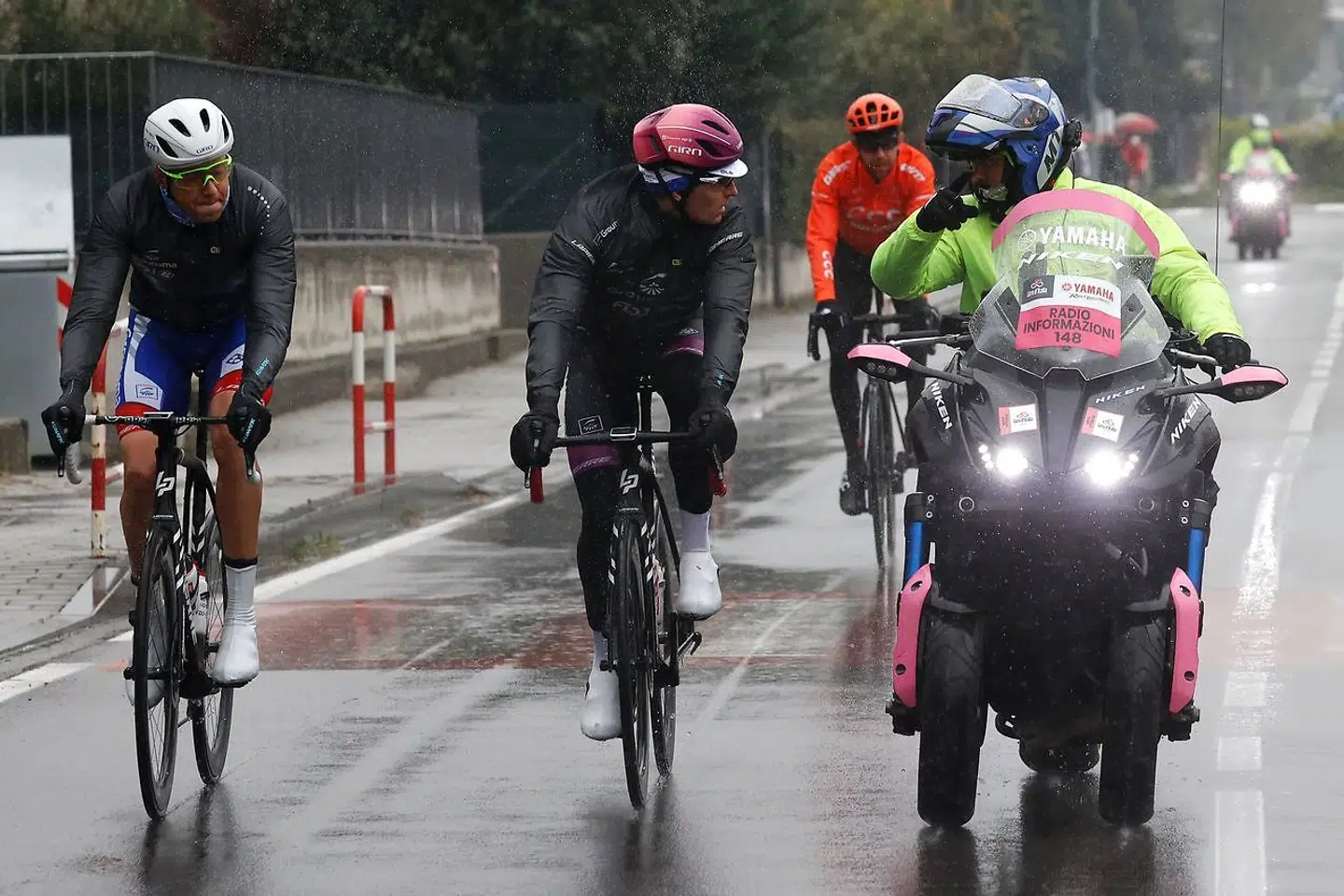 Dagen udviklede sig jo en smule kaotisk, da det hele endte med at blive forkortet, fordi der var protester mod at køre den lange og våde etape.