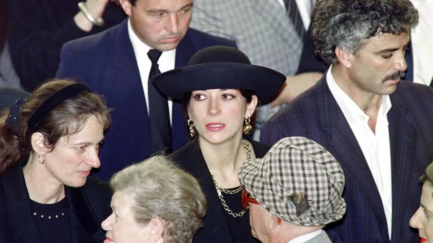 Ghislaine Maxwell fotograferet ved sin fars begravelse i 1991.