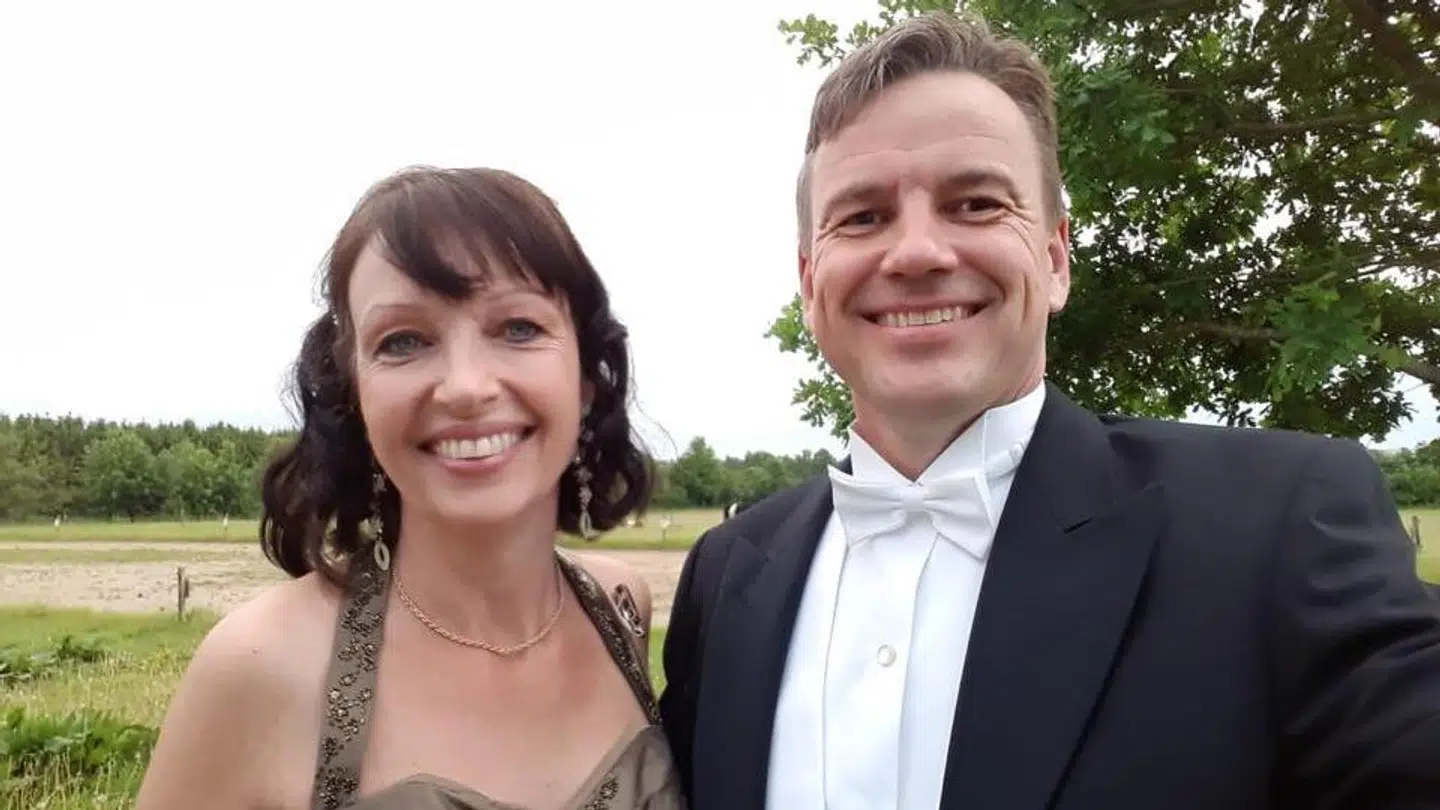 Karin og Christian Friis Bach har været gift i 29 år. Her ses parret blive fejret til deres sølvbryllup. Privatfoto