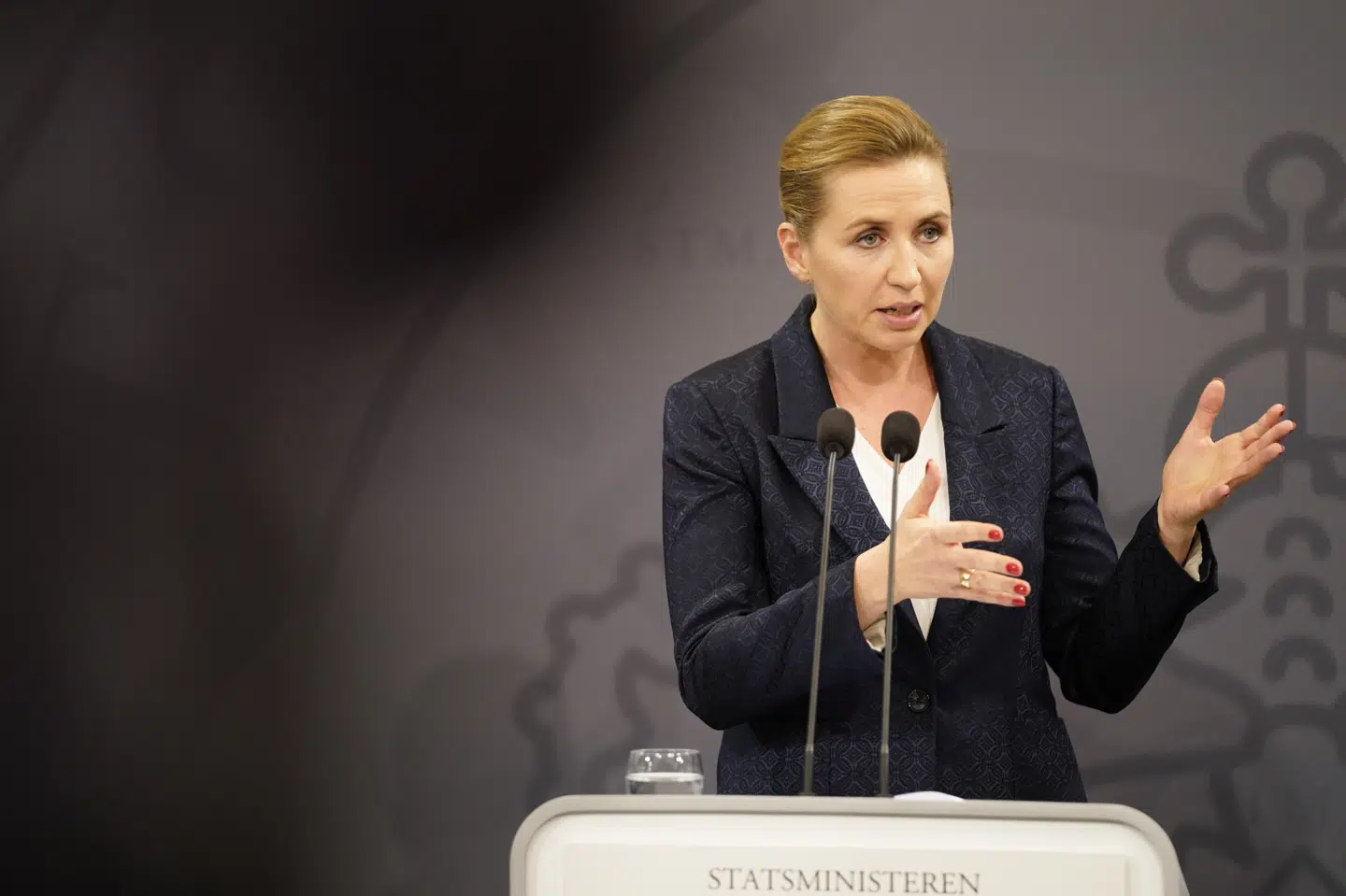 Statsminister Mette Frederiksen (S) og regeringen indfører skærpede krav om at bære mundbind i det offentlige rum. (Arkivfoto) Mads Claus Rasmussen/Ritzau Scanpix