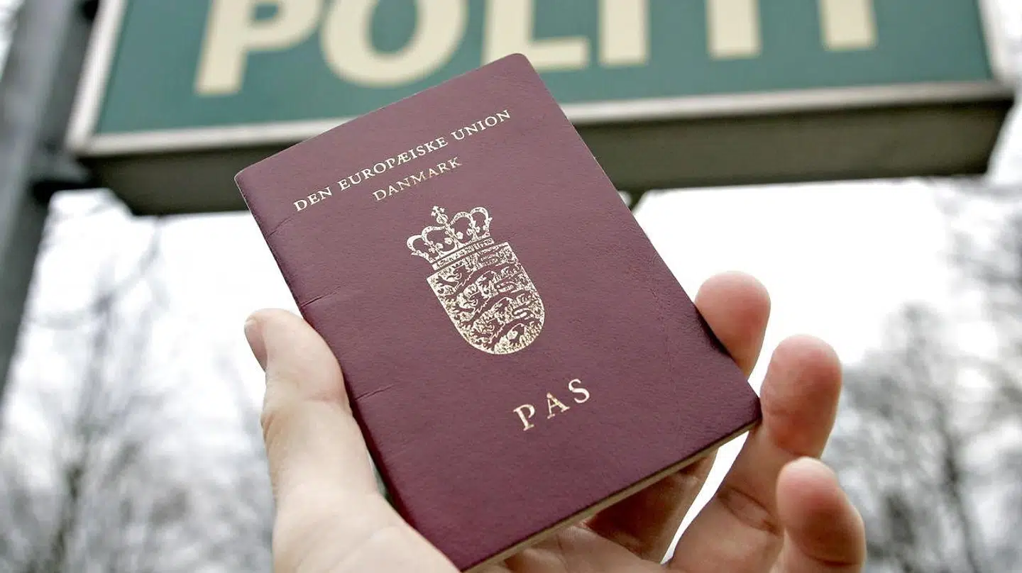 208.000 danskere får tilbud om at få nyt pas, efter at en fejl har gjort, at der på en lang række udstedte pas er byttet om på venstre og højre fingeraftryk.Det oplyser Kommunernes Landsforening, KL. De 208.000 danskere kan få et nyt pas kvit og frit.