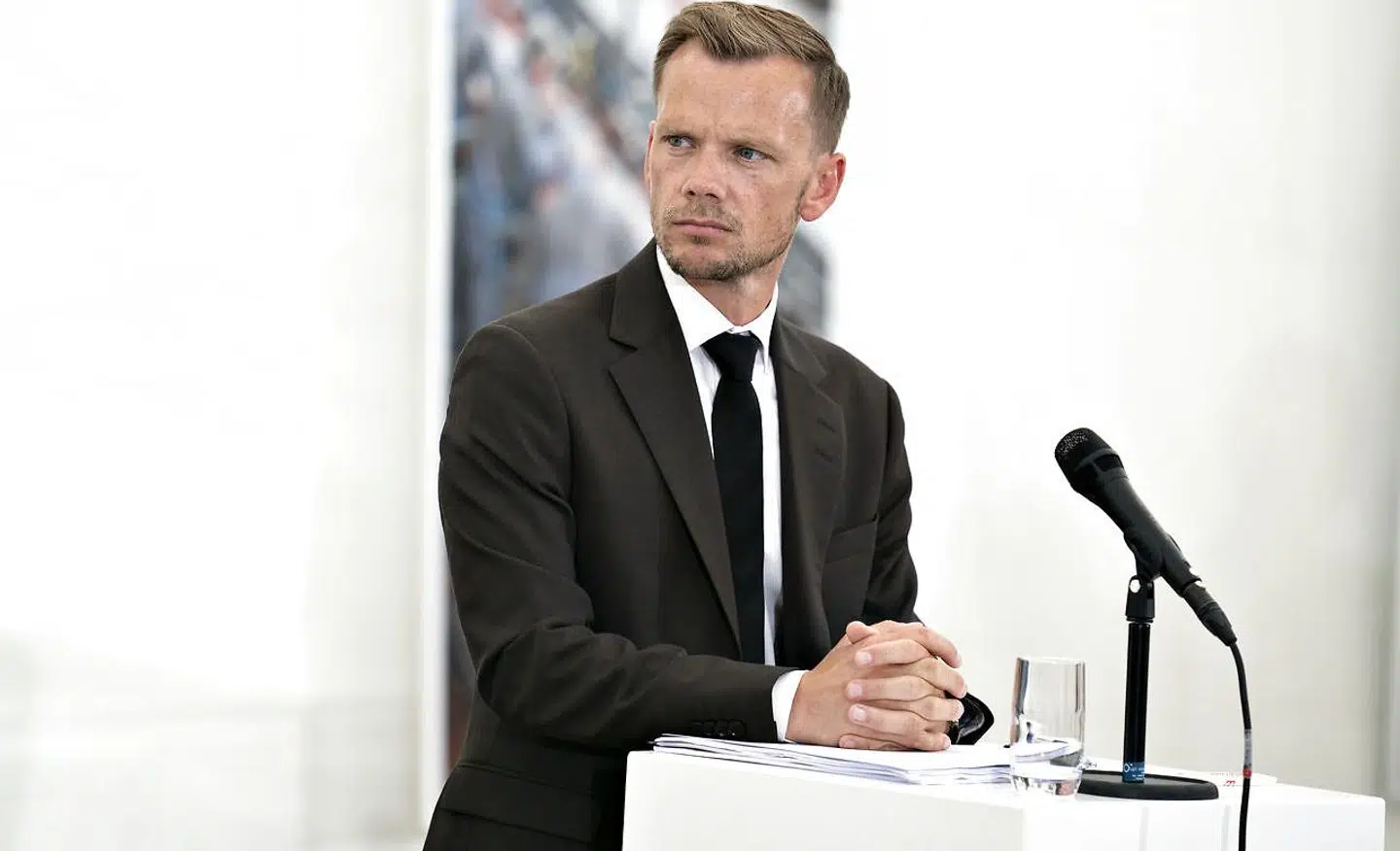 Beskæftigelsesminister Peter Hummelgaard har endnu ikke indkaldt aftalepartierne til drøftelser om de to sidste ugers indefrosne feriepenge. Det sker dog snart, lyder beskeden.