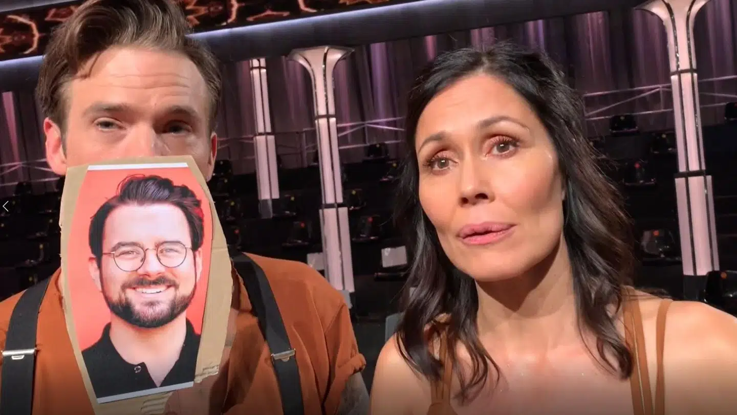 Silas Holst og Nukaka Coster-Waldau synger 'Nu falmer skoven trindt om land'.