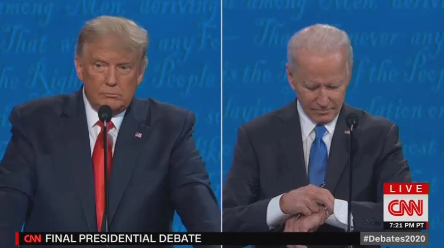 Joe Biden kiggede på sit ur under nattens præsidentdebat. Det møder han hård kritik for.