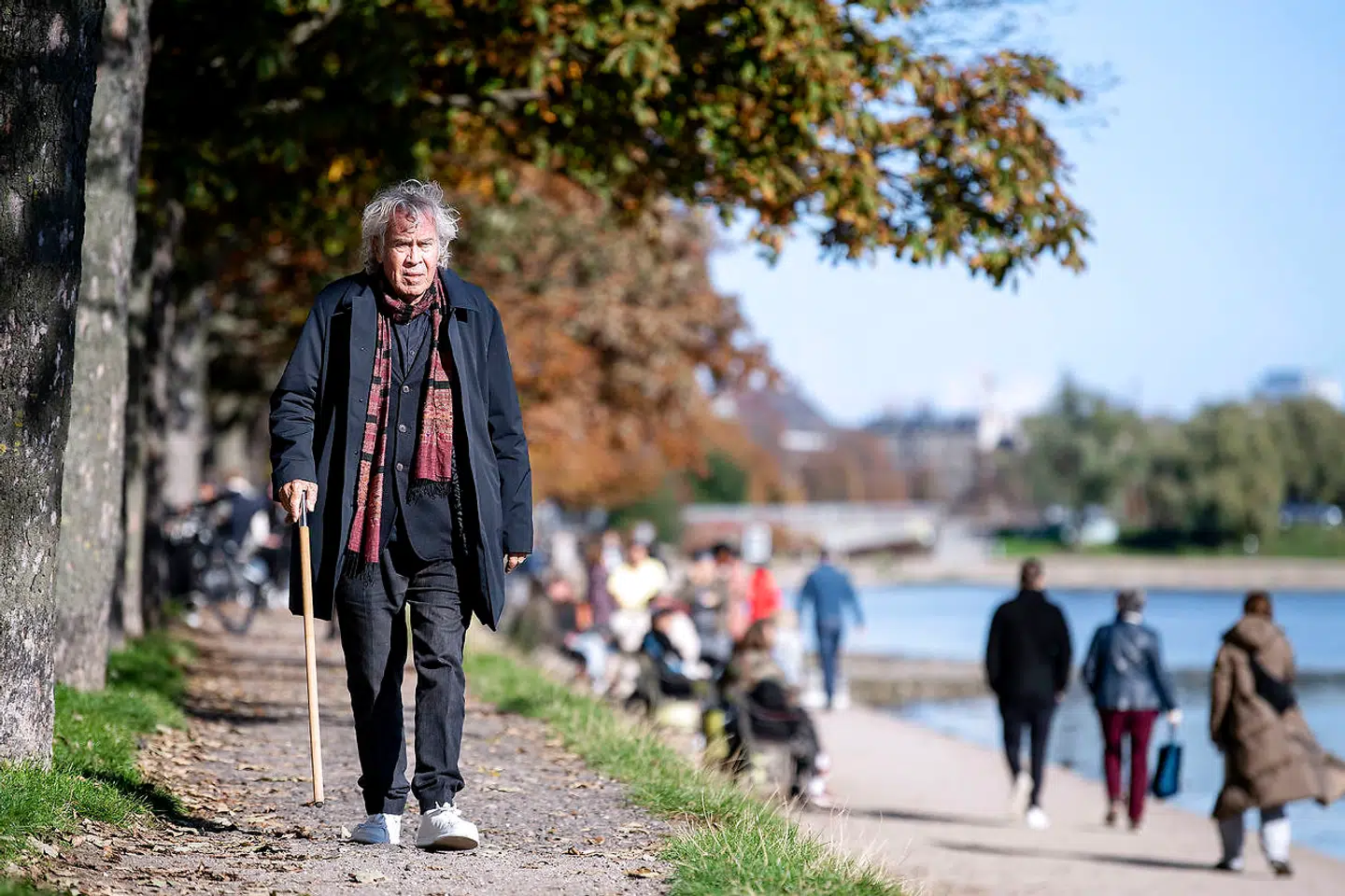 Selvom alderen har sat sine spor, er der stadig stil over Jørgen Leth, når han med stokken som følgesvend går korte ture.