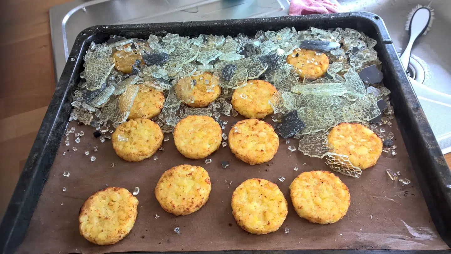 Parret og vennerne følte ikke for, at spise de rösti der var i ovnen, da glasruden eksploderede.