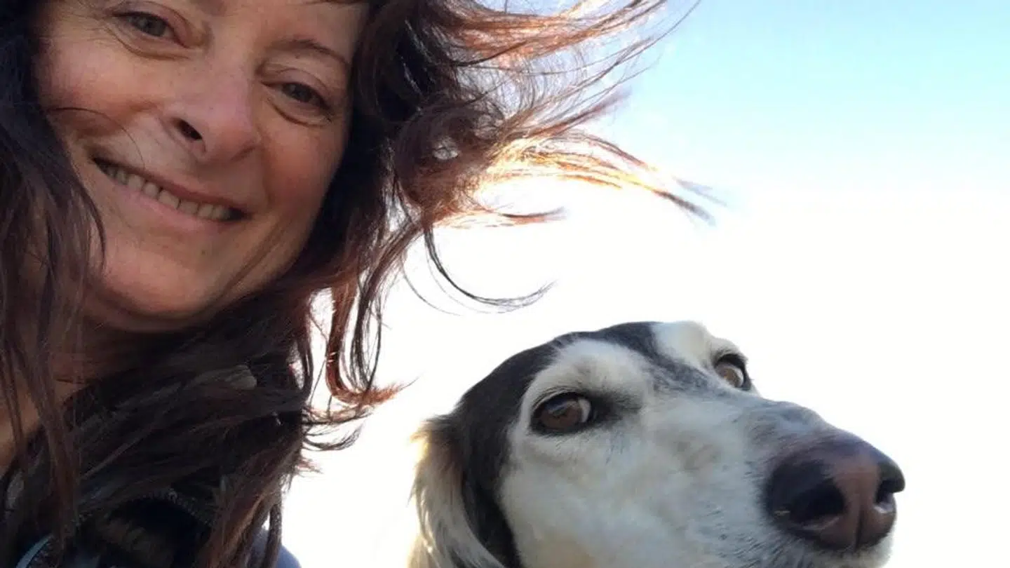 Ingrid Zollondz med hunden Mella.
