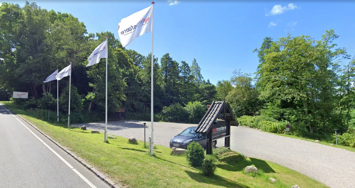 Her ses parkeringspladsen foran Eatmosfære - som ligger inde bag træerne.