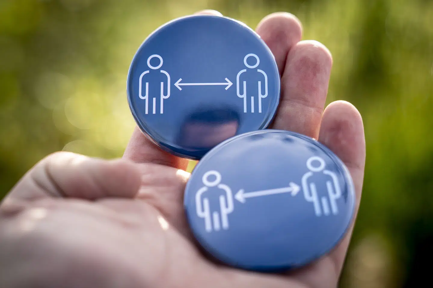 Det blå badge har siden mandag kunnet fås på apoteker landet over. Det skal minde folk om at holde afstand. (Arkiv) Mads Claus Rasmussen/Ritzau Scanpix