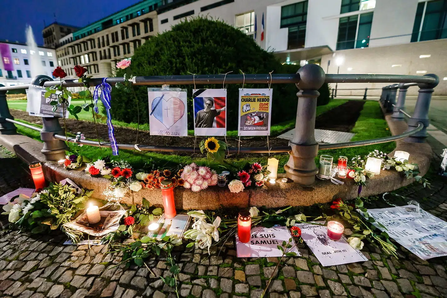 Blomster til ære og minde om 47-årige Samuel Paty, der blev dræbt for at vise Muhammed-tegninger i en undervisningstime om ytringsfrihed.