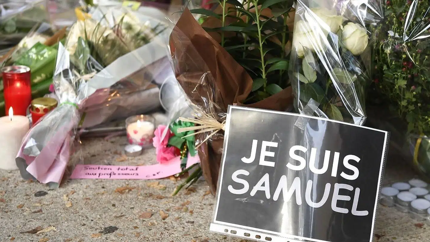 Hashtagget #jesuissamuel er efter drabet på den 47-årige lærer blevet stort på Twitter. Det kommer som en naturlig afløber til hashtagget #jesuischarlie, der voksede sig enormt efter terrorangrebet på Charlie Hebdo i 2015.