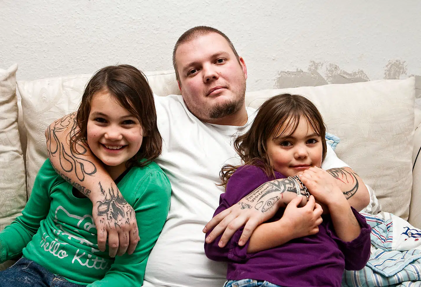 Stephanie med sin søster Isabella og deres far, Christian van-der Watt, i 2009.