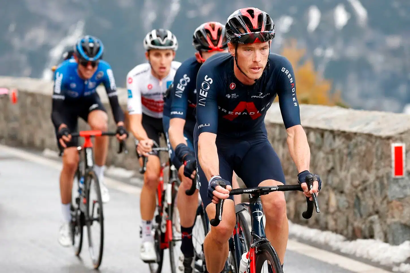 Rohan Dennis (th.) leverede en heltemodig indsats for sin bjergkaptajn, Tao Geoghegan Hart.