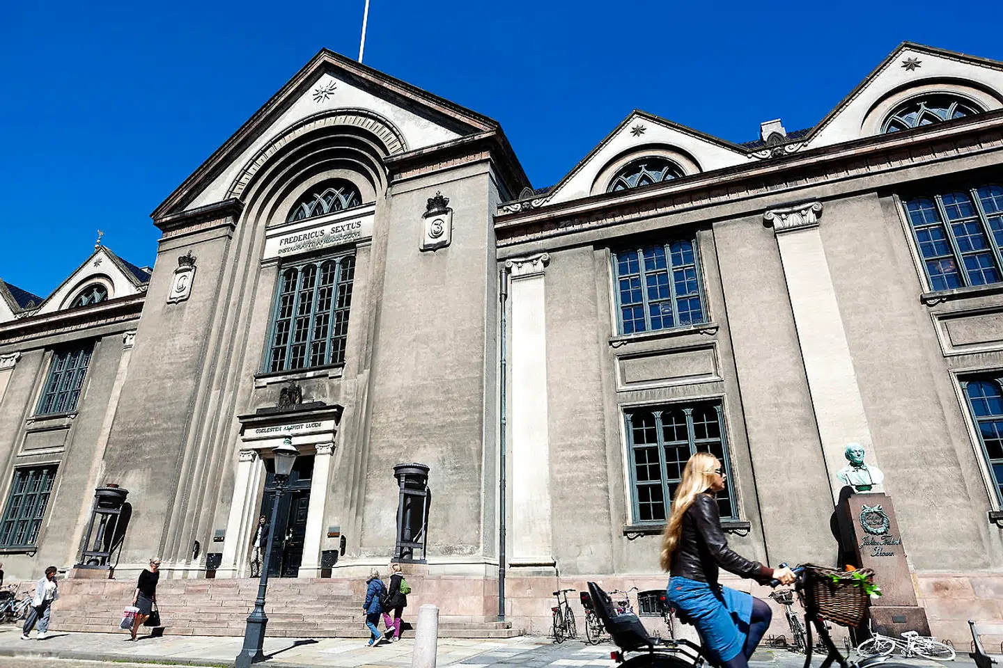 På danske universiteter så er der større sandsynlighed for, at man får et job som professor, lektor eller adjunkt, hvis ansøgeren er kvinde