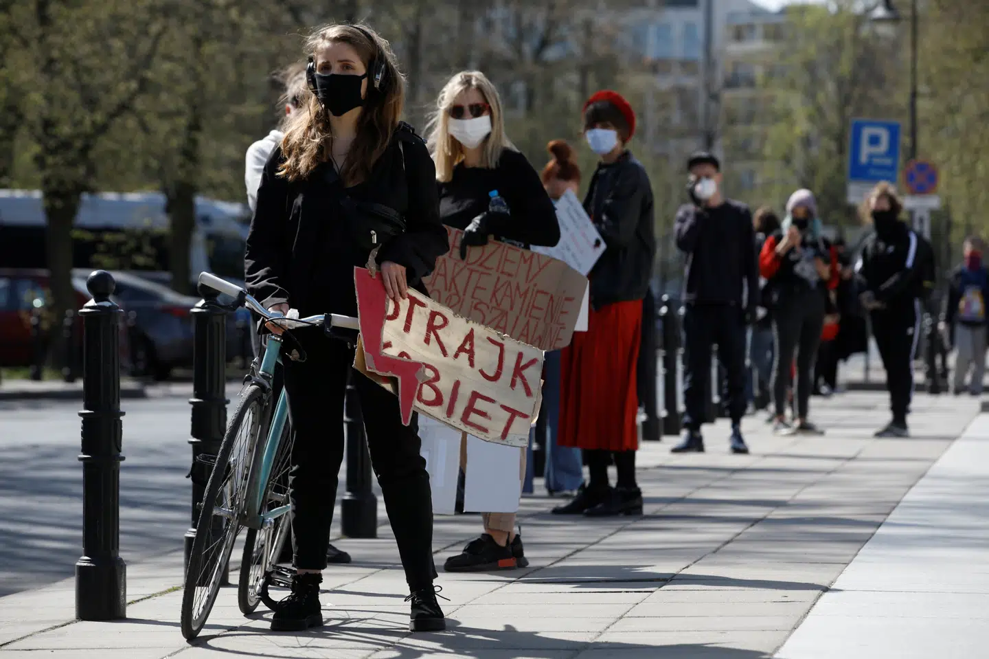 Demonstranter med mundbind, der i april demonstrerede mod den polske regerings bestræbelser på at få skærpet landets allerede meget restriktive abortlovgivning. Polens forfatningsdomstol afgør torsdag, om det katolske lands abortlovgivning kan strammes yderligere. (Arkivfoto) Kacper Pempel/Reuters