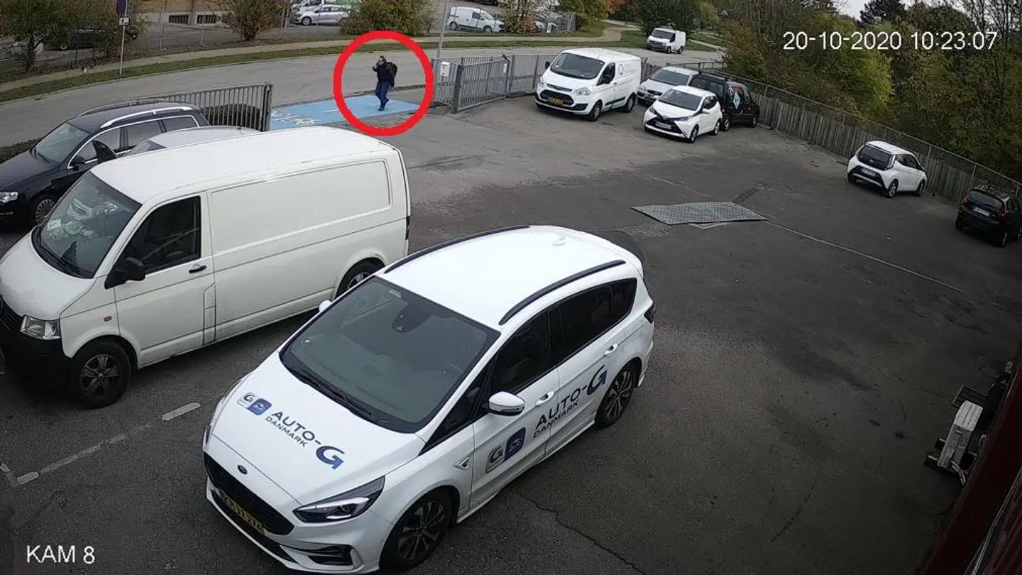 Peter Madsen gående stille og roligt hen ad en vej få minutter efter, han var brudt ud af Herstedvester Fængsel tirsdag.