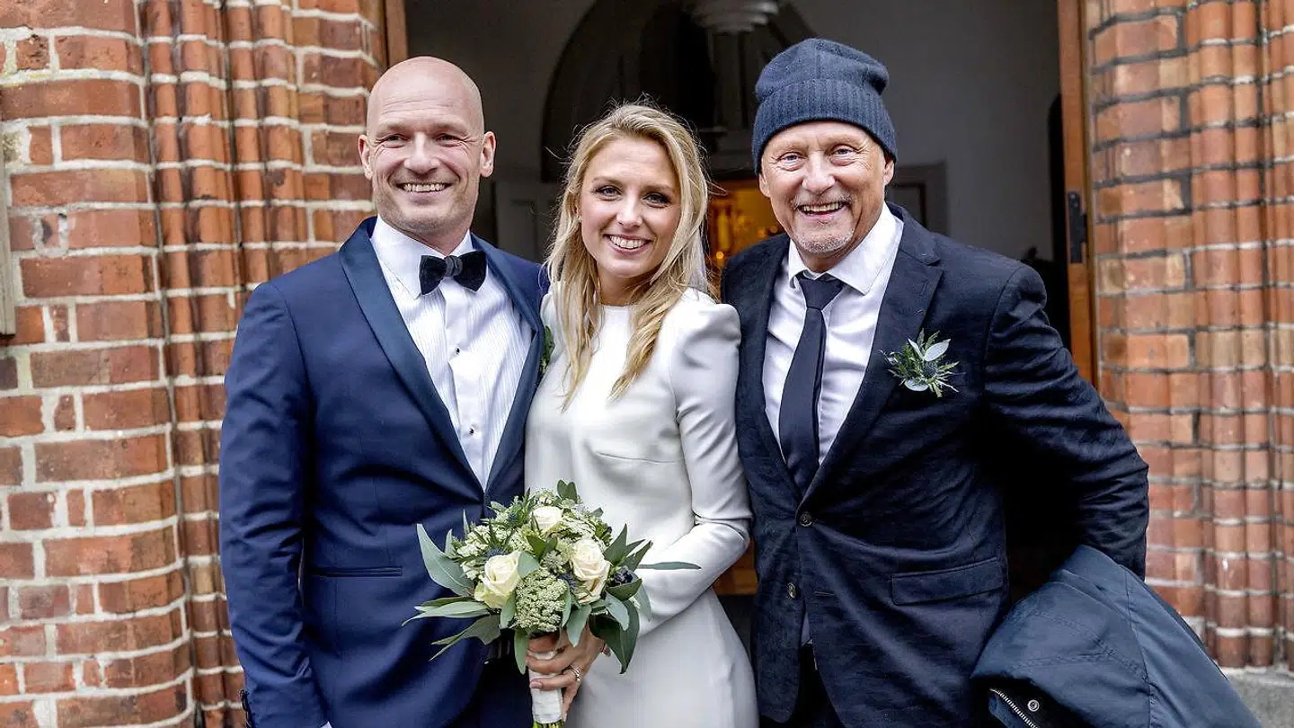 De to tv-værter fra TV 2 og DR Lasse Sjørslev og Josefine Høgh blev lørdag 28. december 2019 gift i Sankt Laurentii Kirke i Kerteminde på Fyn. Her ses de sammen med Josefines far, Lars Høgh, der har spillet fodbold på eliteplan.