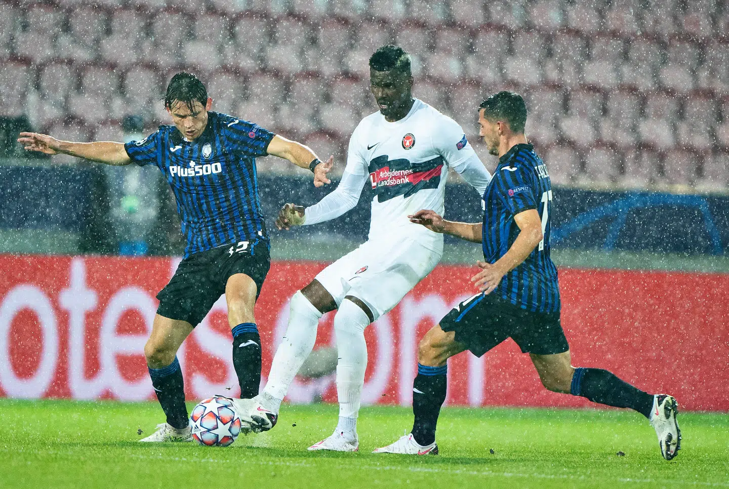 FC Midtjyllands Sory Kaba against Atalanta's Remo Freuler in the Champions League group D match FC Midtjylland against Atalanta at MCH Arena in Herning, Wednesday 21 October 2020 .. (Photo: Henning Bagger / Ritzau Scanpix)