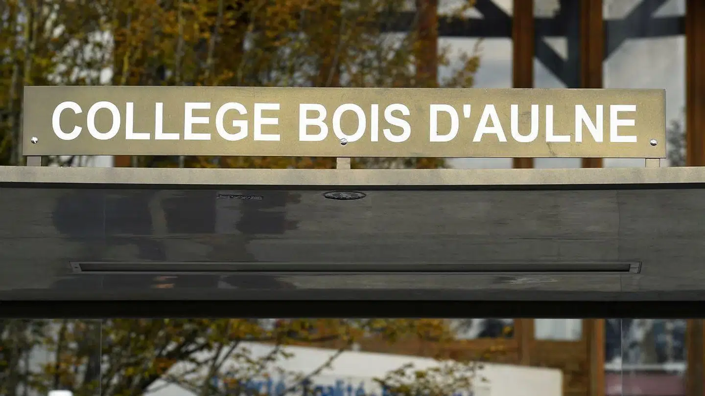 Samuel Paty var historie- og geografilærer på skolen Collège du Bois d'Aulne, der ligger cirka 30 kilometer fra Paris. Terrorangrebet skete nær skolen.