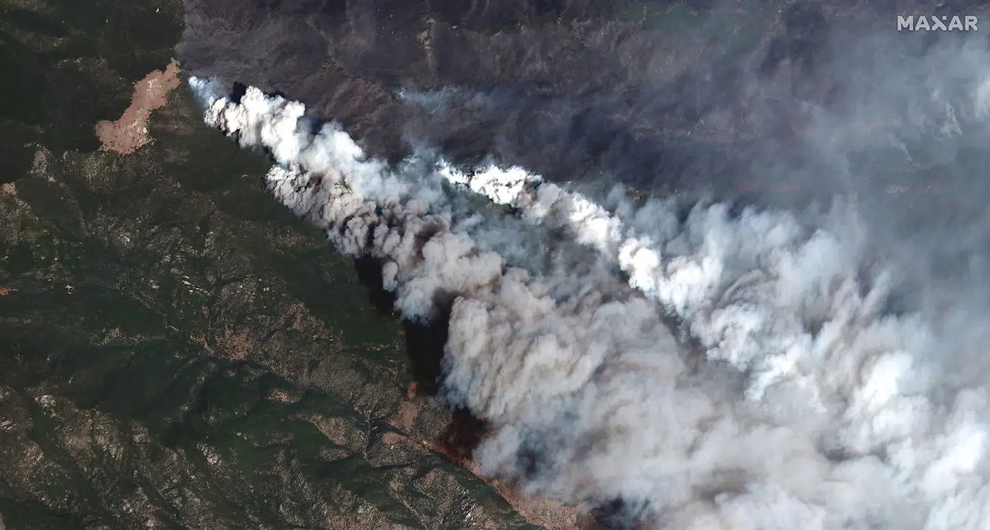 På dette satellitfotp ses røge fra Cameron Peak branden stiger op over Colorado.