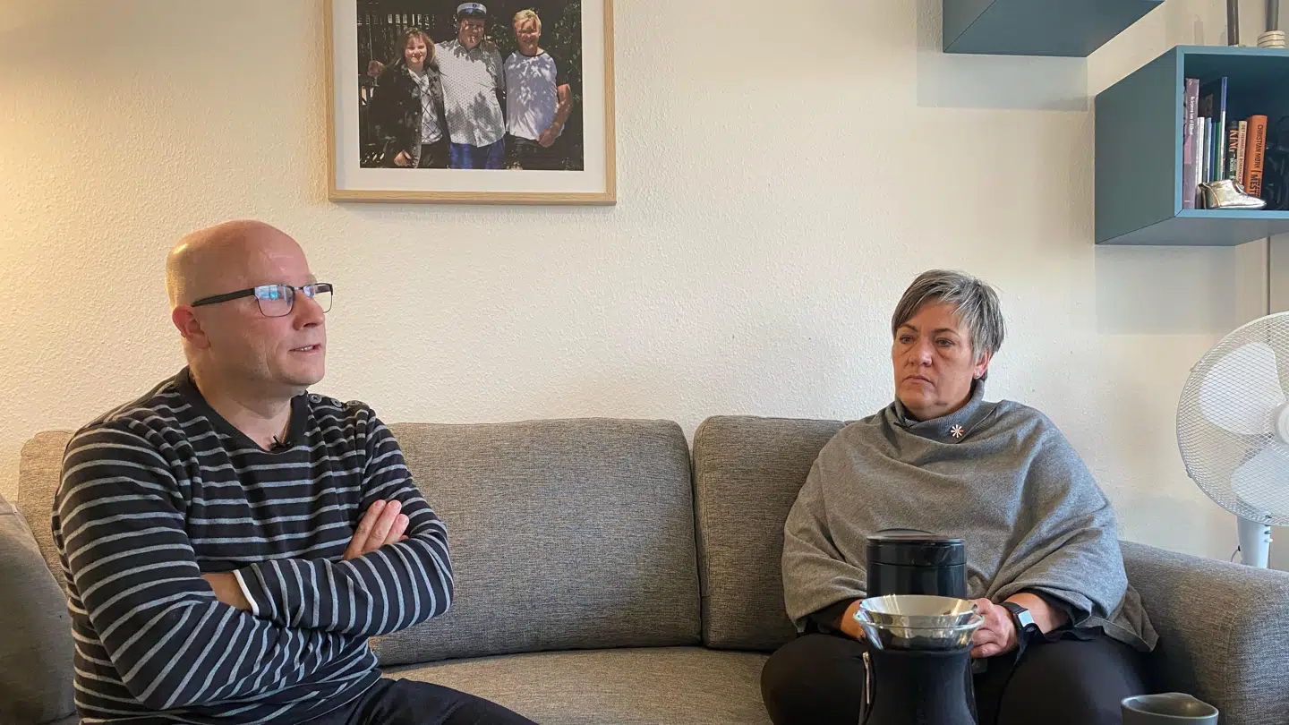 Forældrene til Rasmus står fortsat uforstående overfor, at deres dreng gentagne gange skulle gå til lægen uden at få hjælp. På væggen i baggrund hænger billedet af Rasmus sammen med sine to søskende. Foto: Camilla Bøgeholdt Lund.