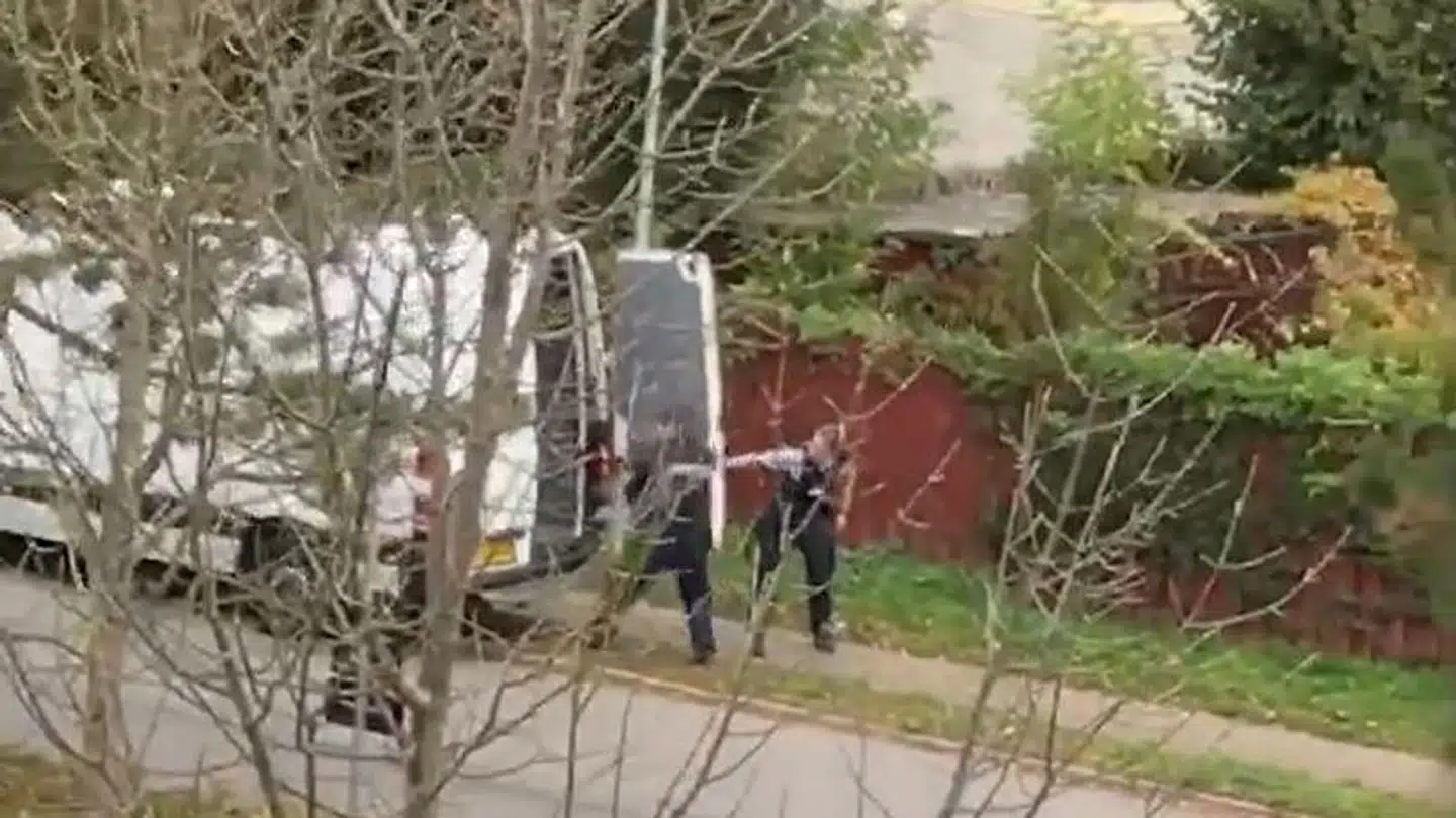 To betjente åbnede døren til varevognen med Peter Madsen i.