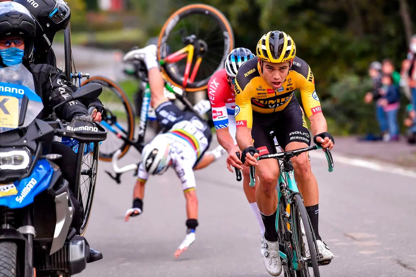 Øjeblikket, hvor Alaphilippe styrter.
